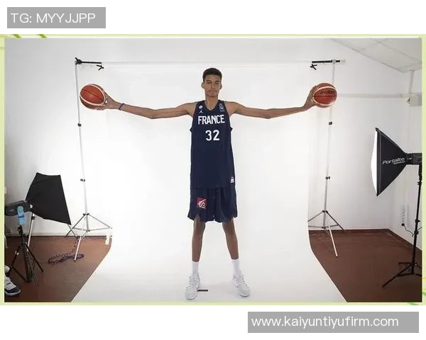 文班亚马参加投篮训练左小腿拉伤未佩戴护具靴引发关注